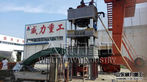 1200噸耐火材料油壓機生產現(xiàn)場